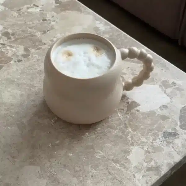 Chloé  Keraminis puodelis su perlų rankena smėlio spalvos (250 ml)