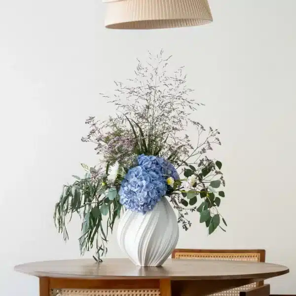 Kreminės baltos spalvos keraminė vaza, 27 cm x 29 cm.