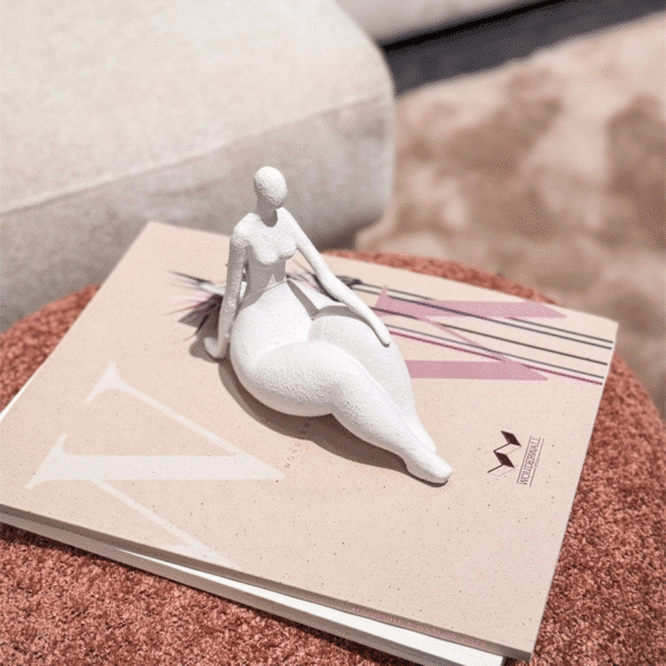 Moters statula "SHE"