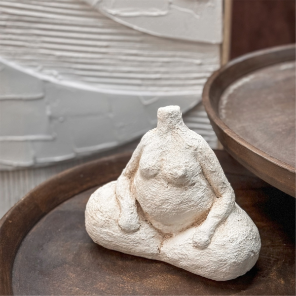 Keraminė moters, sėdinčios sukryžiavusios kojas, statula