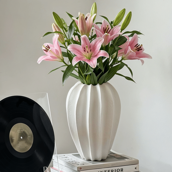 Calla | Briaunota gėlės formos vaza – 24 cm aukščio