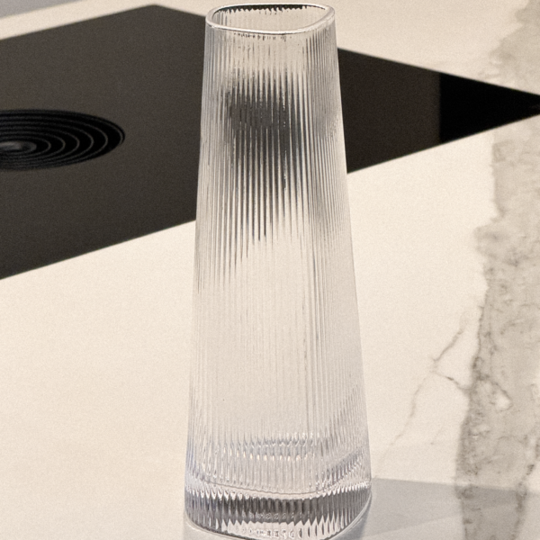 Venice | Grafinas | Organiškų formų grafinas su griovelių raštu – puikiai tinka stilingiems gėrimams (1200 ml)